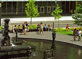 Place Jean Paul Riopelle - Montréal Tourisme